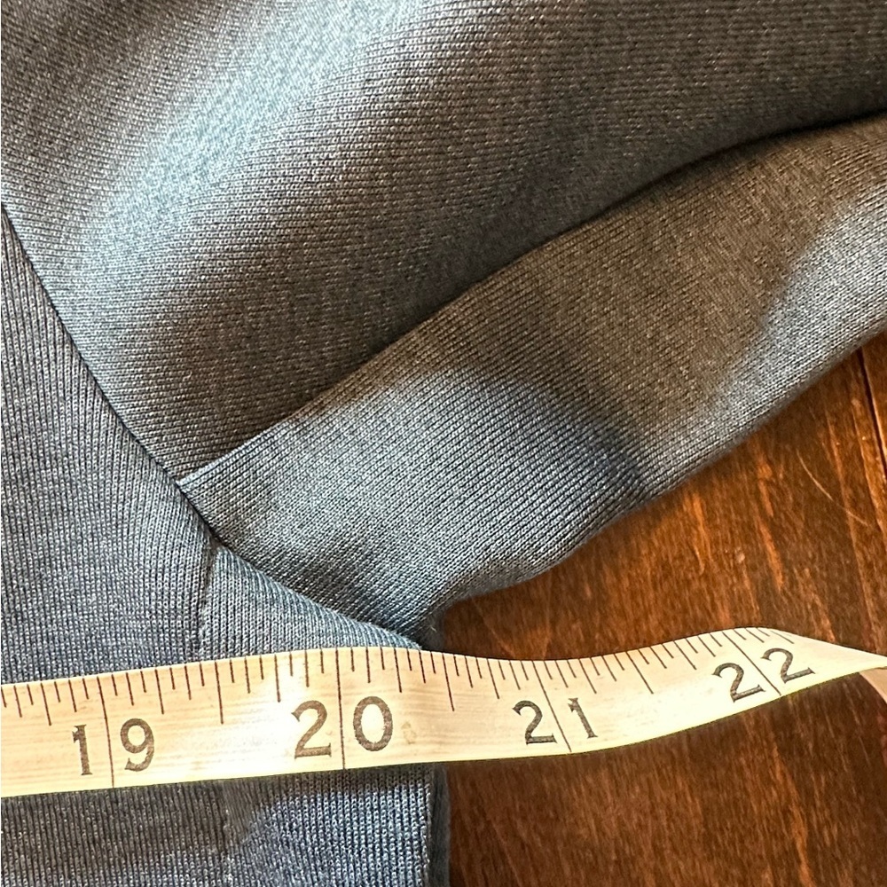 New Balance Woman’s speed run Sweater in stone blue heather. - Picture 8 of 8